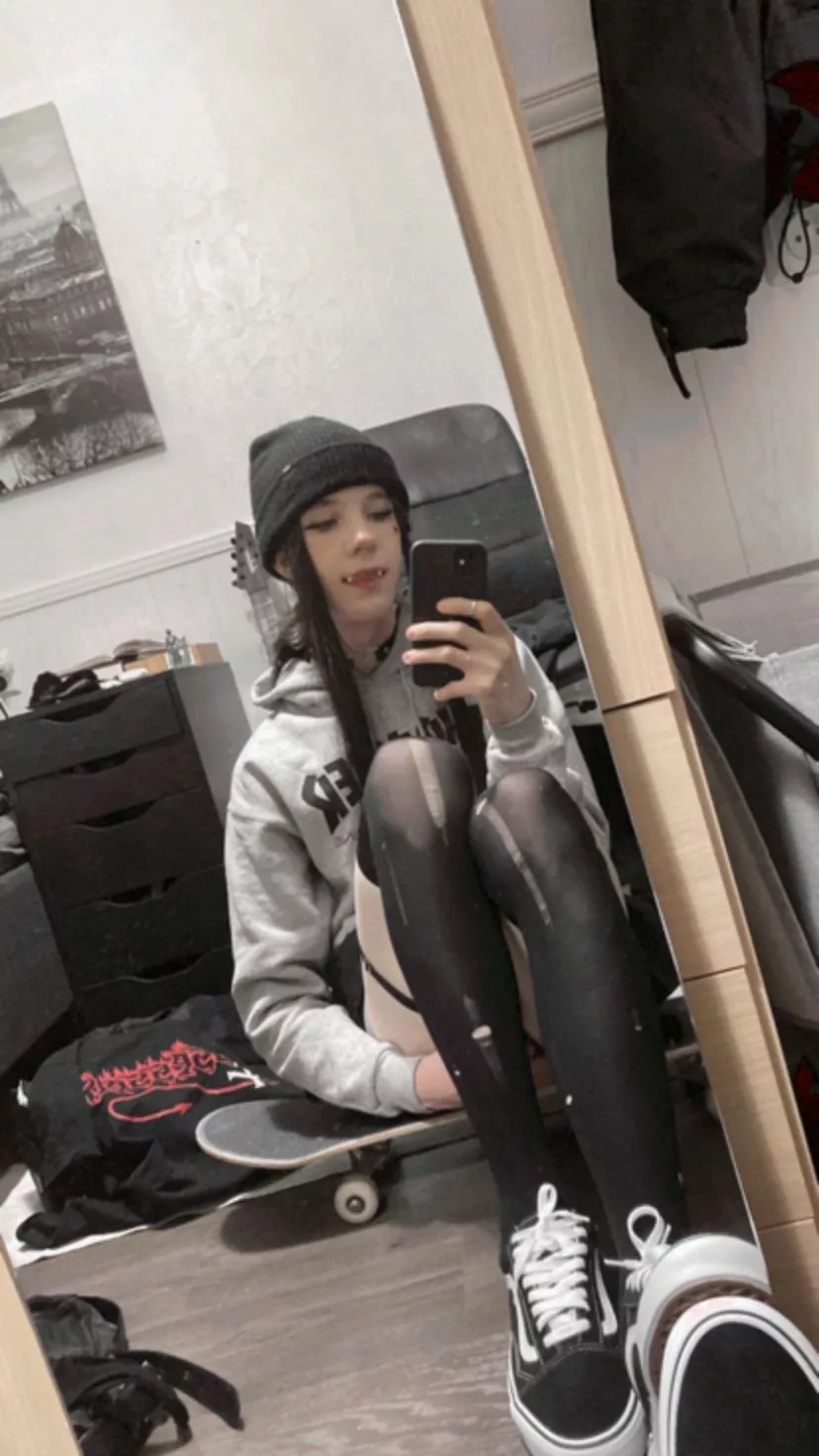 Ignore my messy room xD