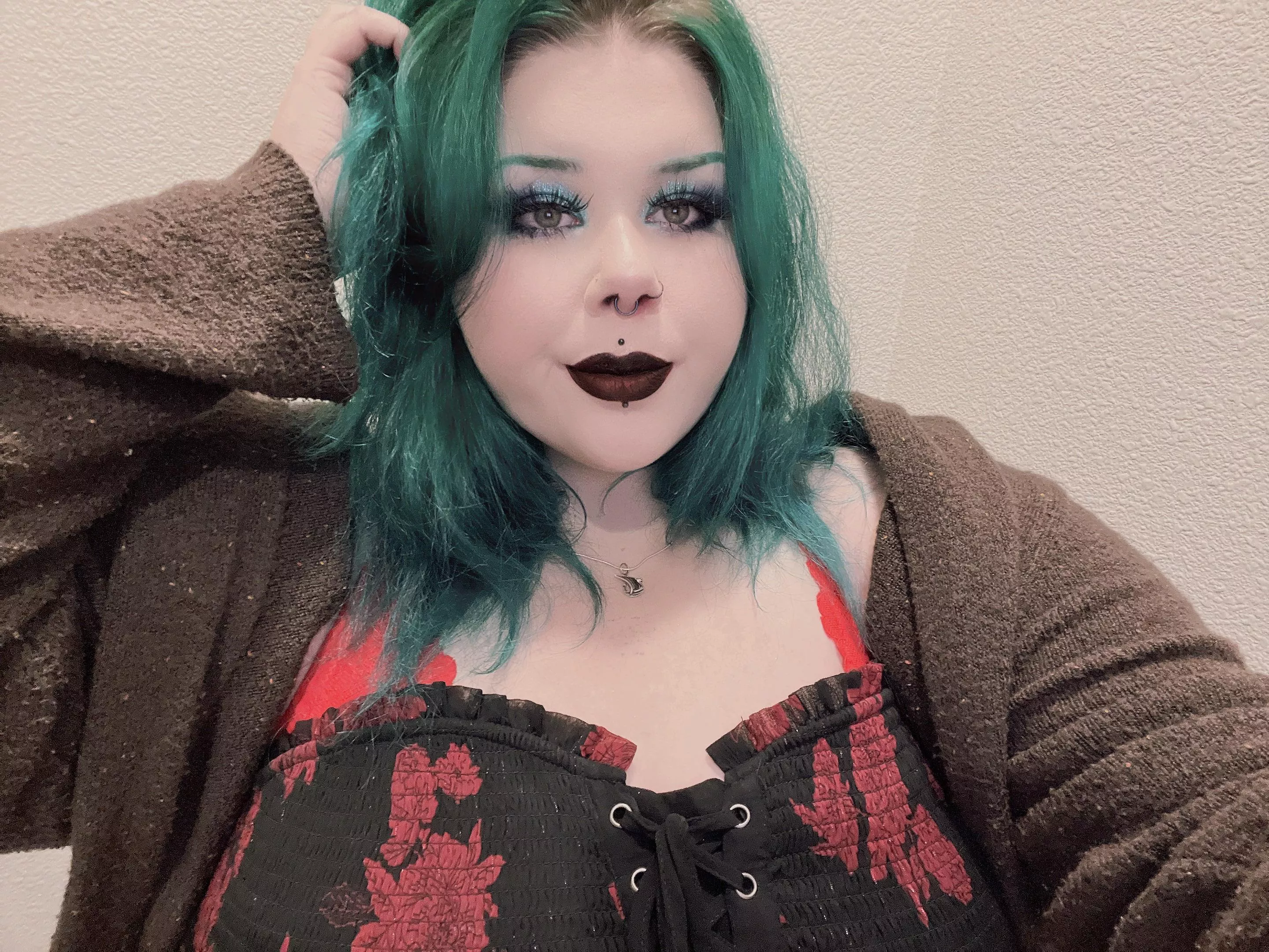 just a selfie with last nights makeup 🖤