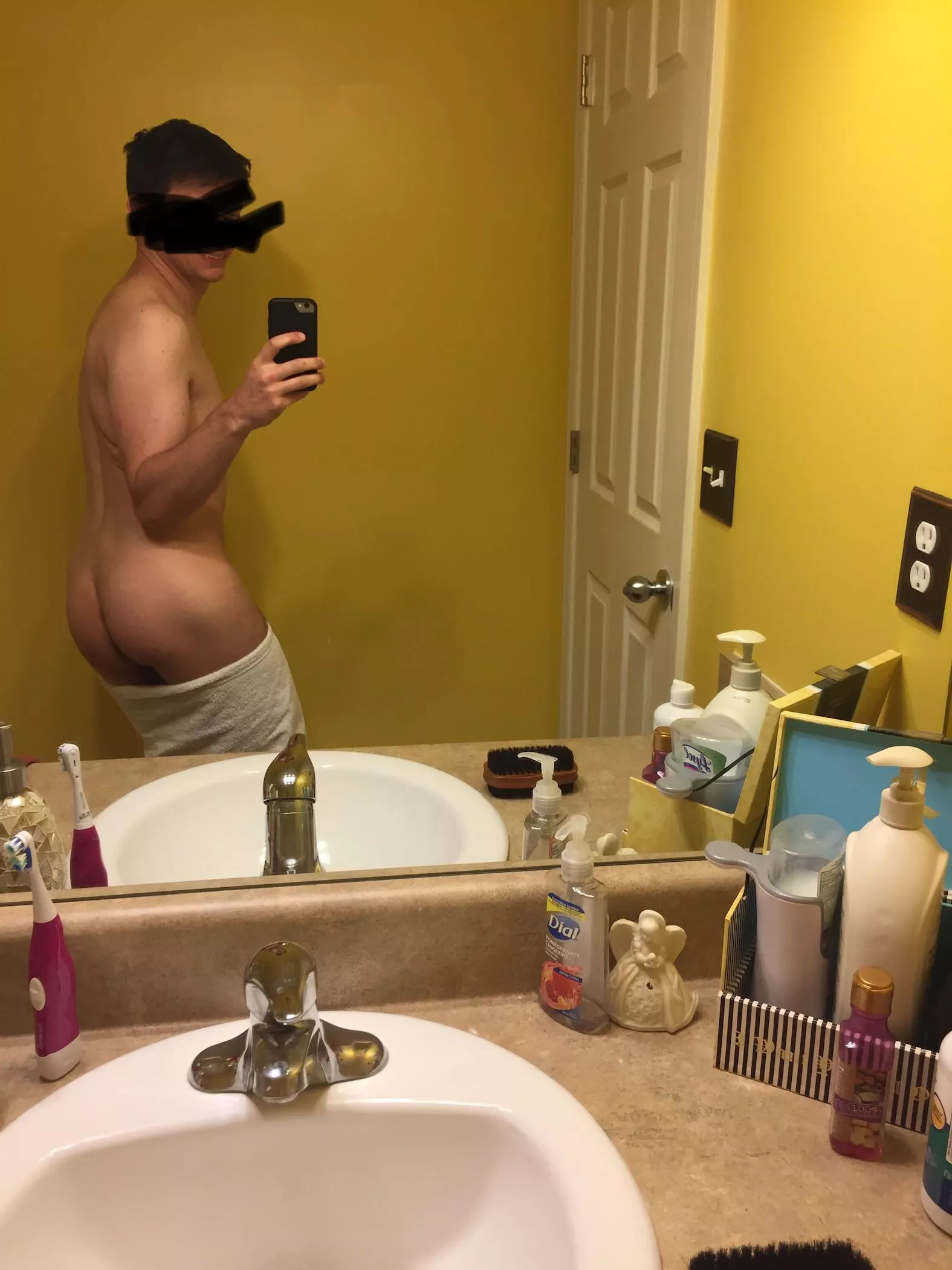 My Fwb had me do Kim Kardashian’s break the Internet pose 😜 inbox open