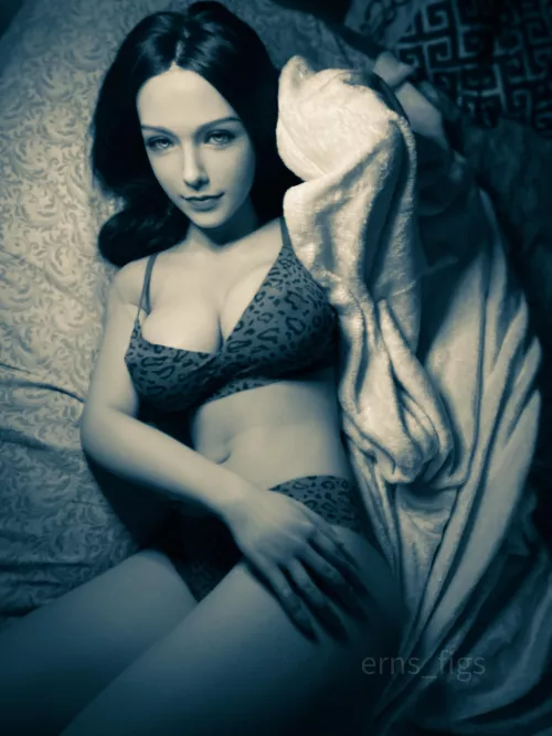 New year, same hot babe🔥