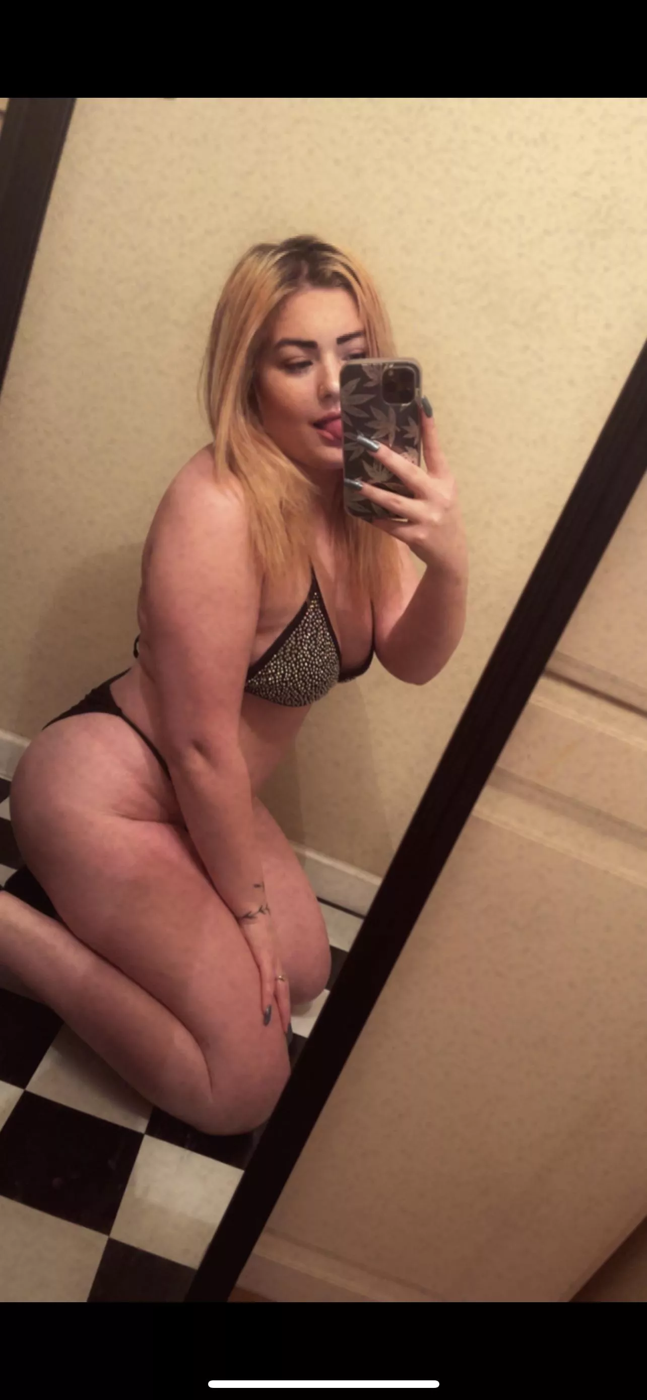 Would anyone want a New Year’s kiss from me😘