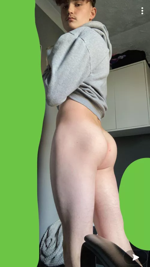 18 UK sub bubble butt bottom looking for hung, older, verbal. Vid call and trade