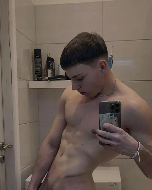 [19] @kolozsi_tomi wanna see the uncropped pic?