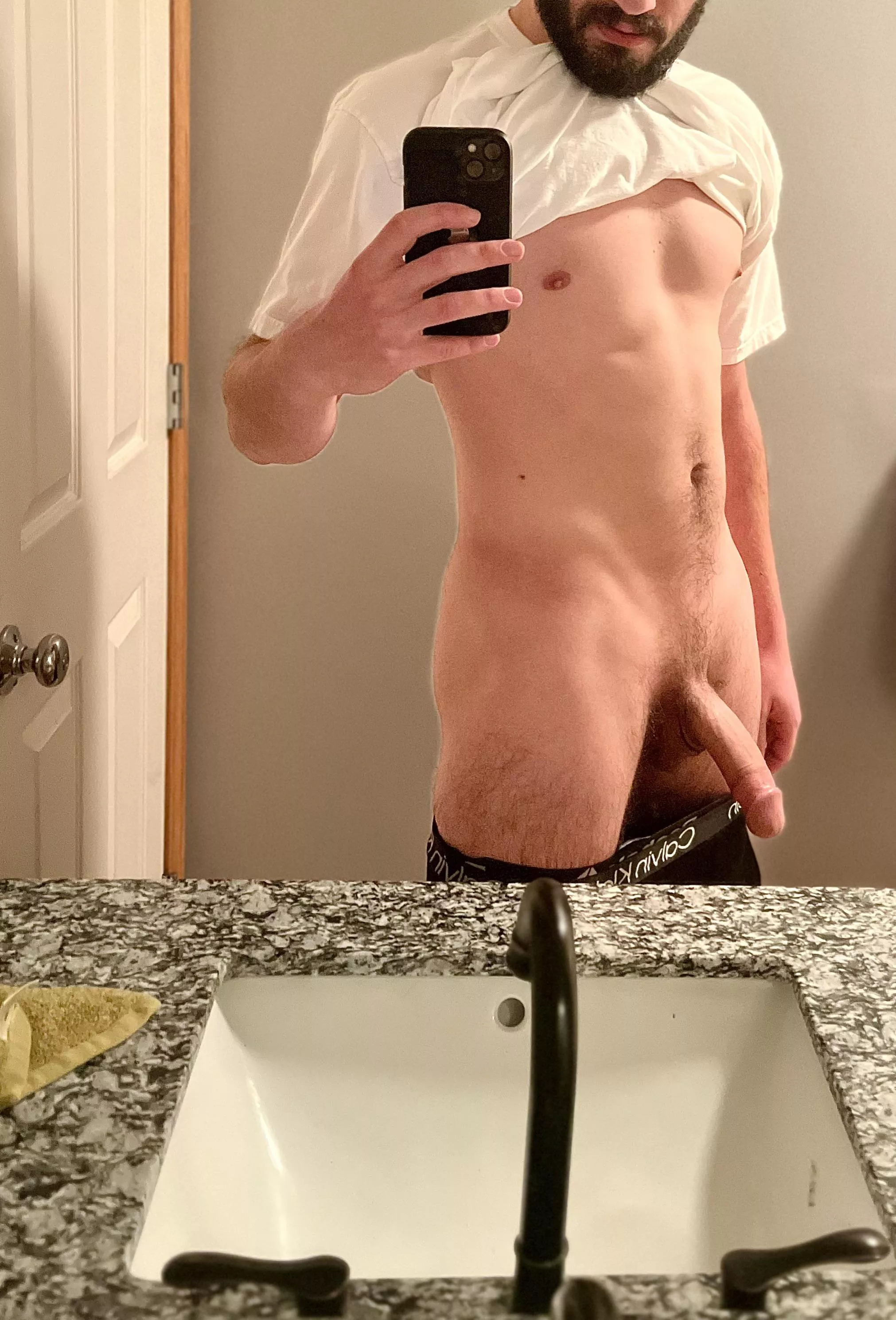 [27] - Meet me in the bathroom?