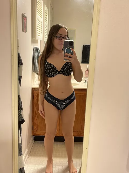 4’8 petite I hope my small body turns you on 🙈💙