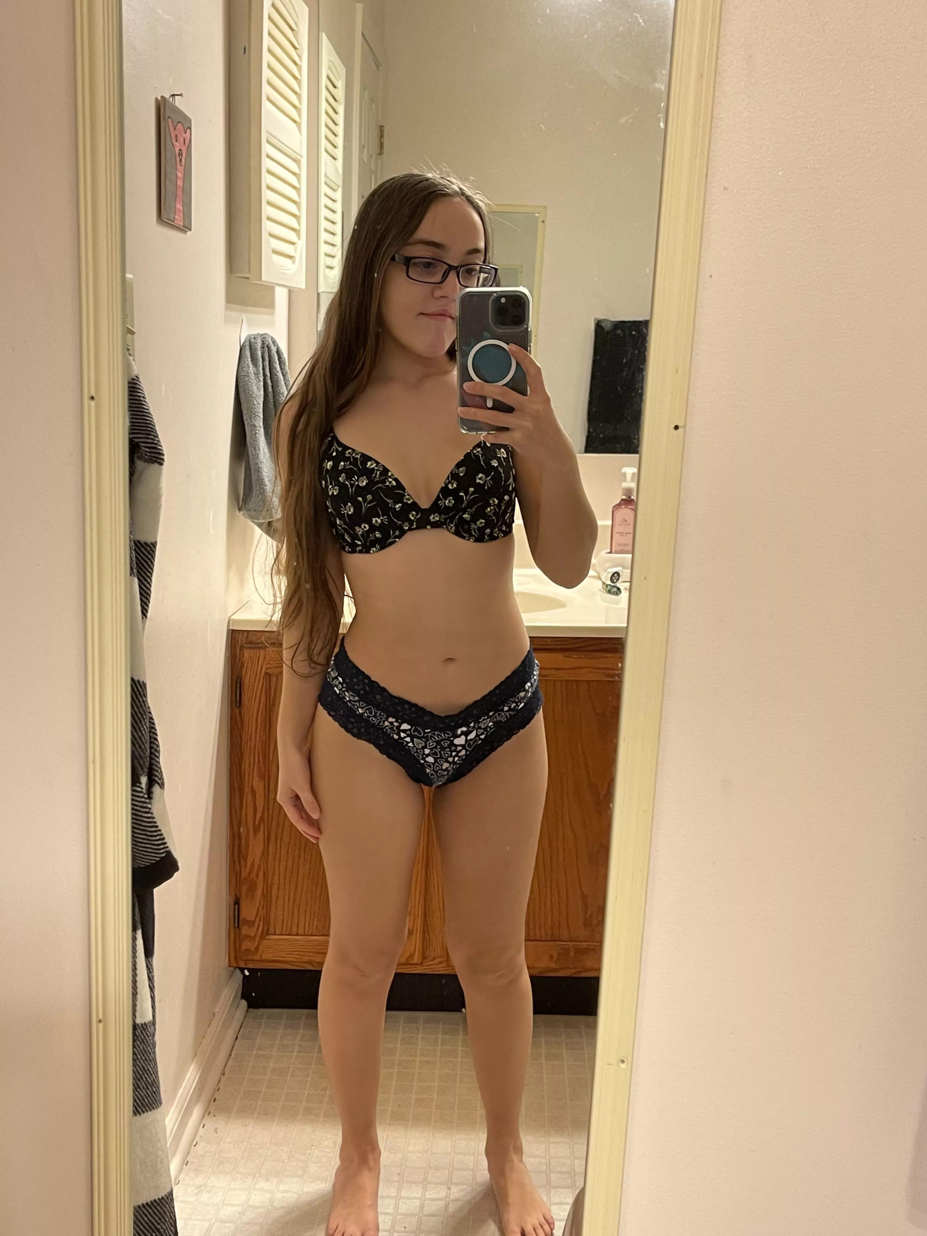 4’8 petite I hope my small body turns you on 🙈💙