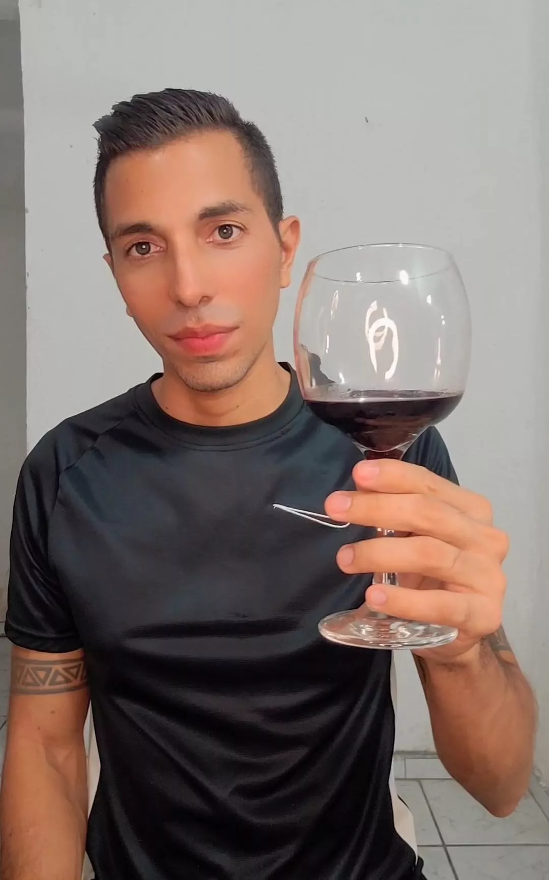 🙋🏽‍♂️accept a wine🍷🫂
