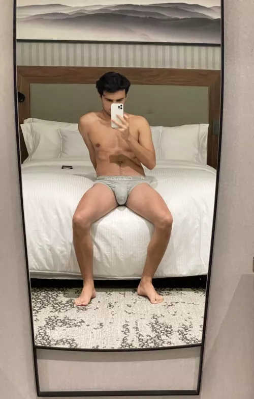 Anyone down for sexting DM me ;)