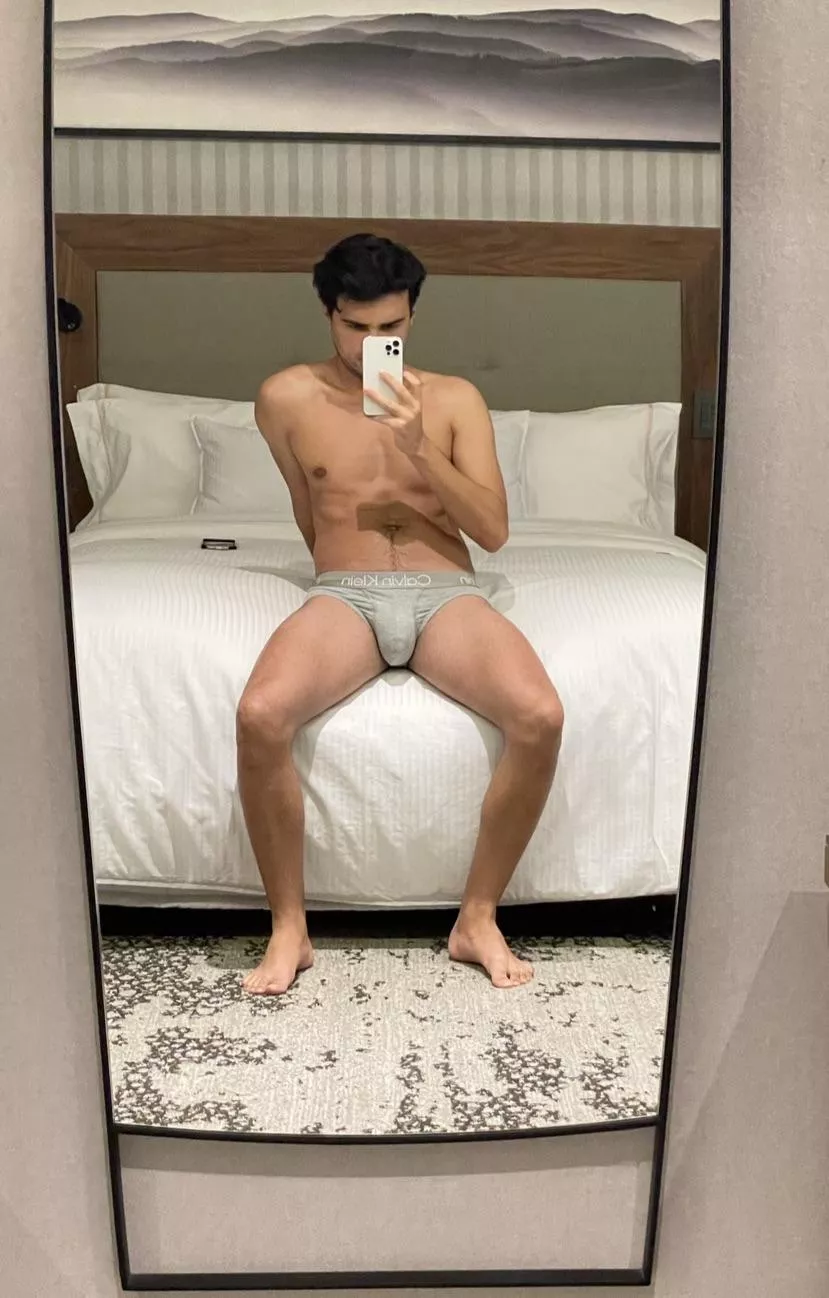 Anyone down for sexting DM me ;)