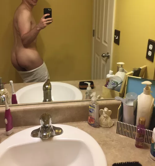 FWB had me do Kim Kardashian’s Break The Internet pose 😜 comment if you’d hit it