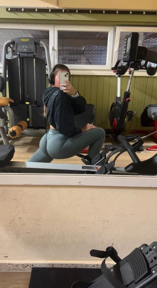 Good Morning! Time to break in these new Alphalete leggings for todays leg day 🫶🏼☺️