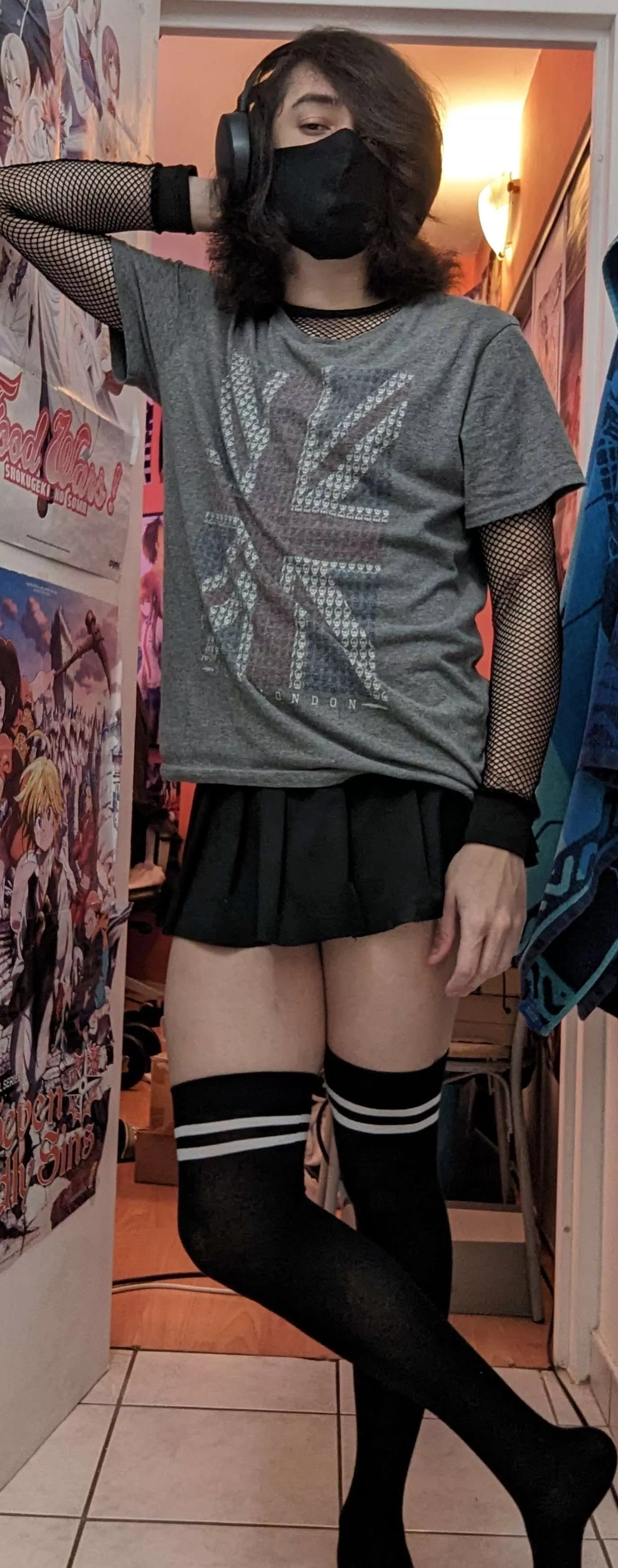 Gotta fix my sleep schedule & back to make content, what's your guys New Year's resolution ? 💙