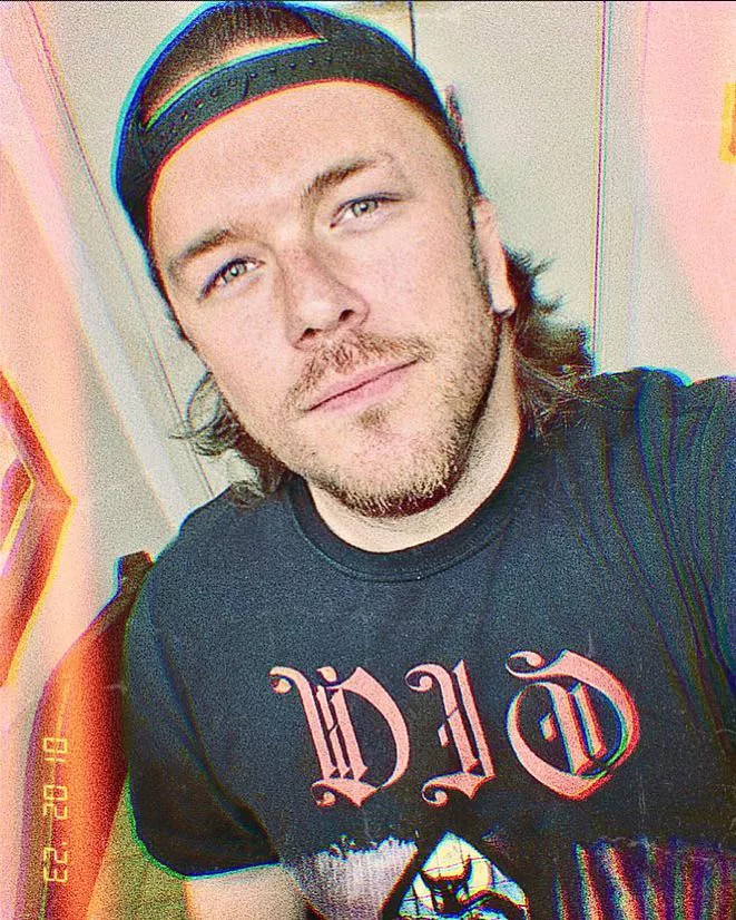 Happy Monday from your friendly neighbor queer metalhead!🤘🏼🖤