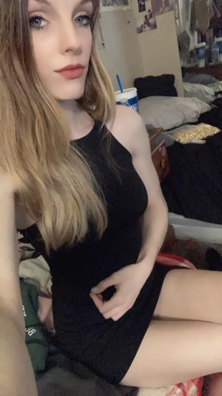 i feel cute/fancy in this dress🖤🙄