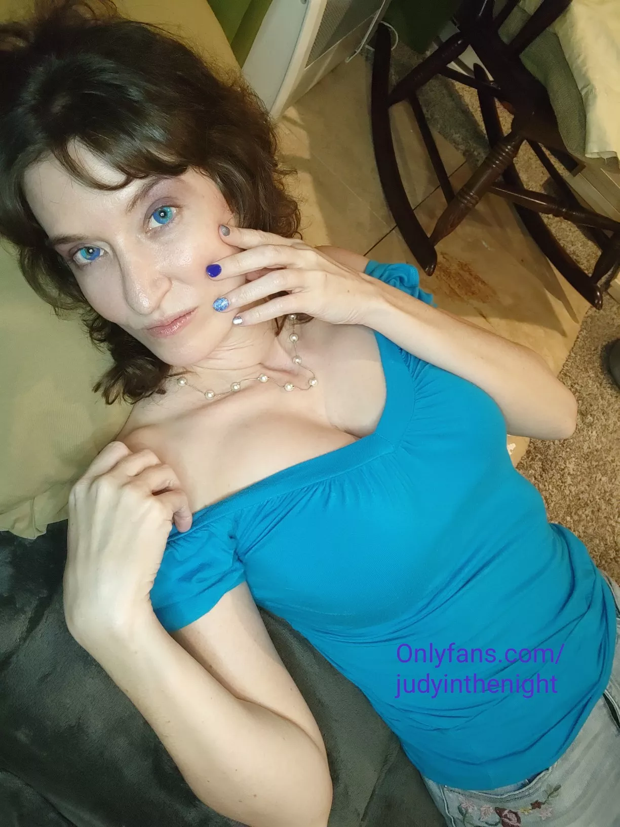 I'm blue 💙 all alone here on the floor. I need some kisses 😘 and cock!! 🍆🥵