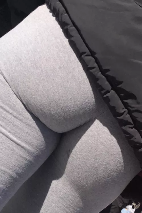 Lul Booty in grey leggings
