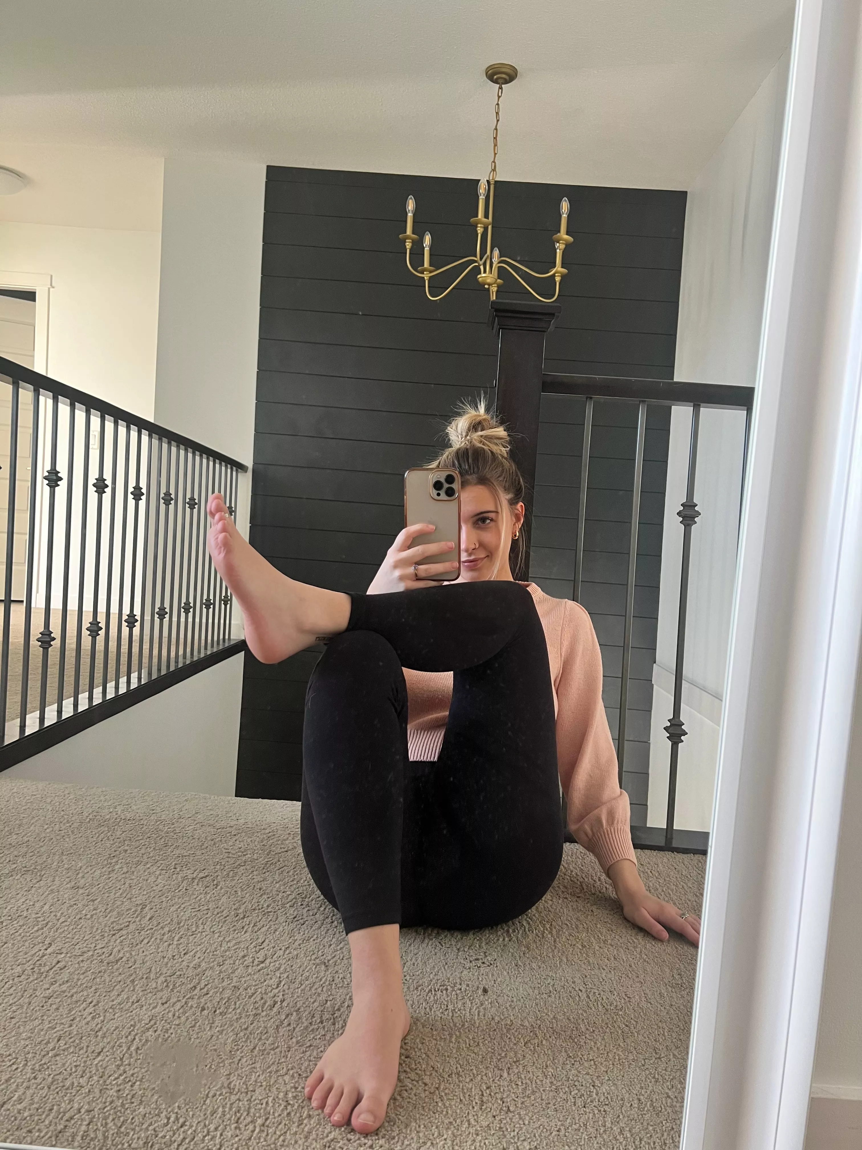 Pretty face & pretty clean feet 😘