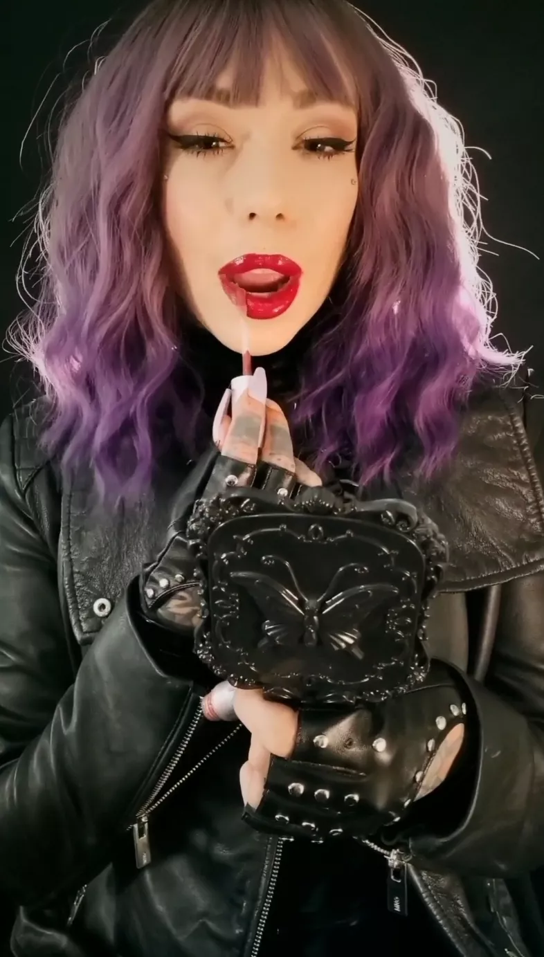 Red lips always hit the spot for me