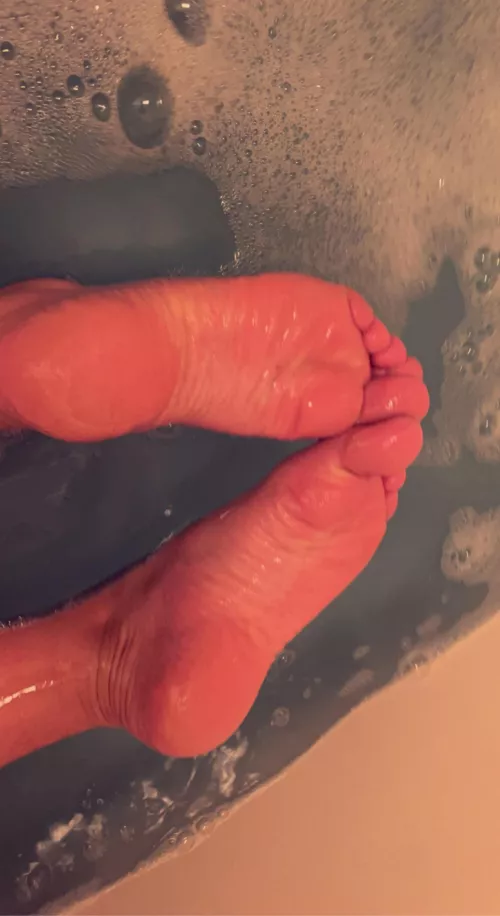 Soft pink soles in the bath 😌DMs/PMs welcome 🤗