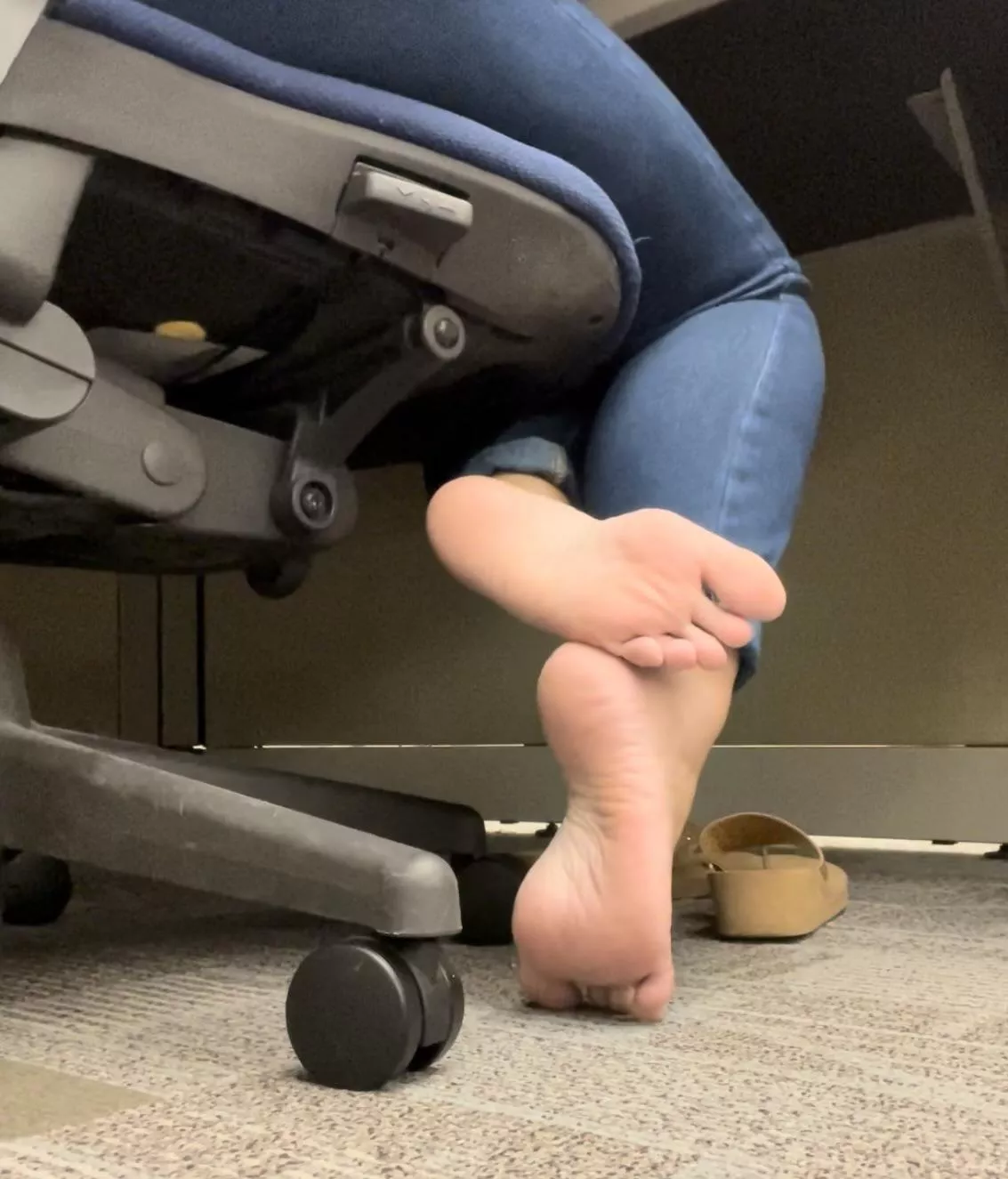 The guy in the office cube beside me is always in trouble for not focusing on his work. I wonder what could be distracting him.🤔