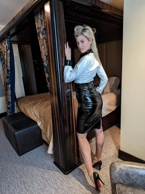Tight pvc skirt