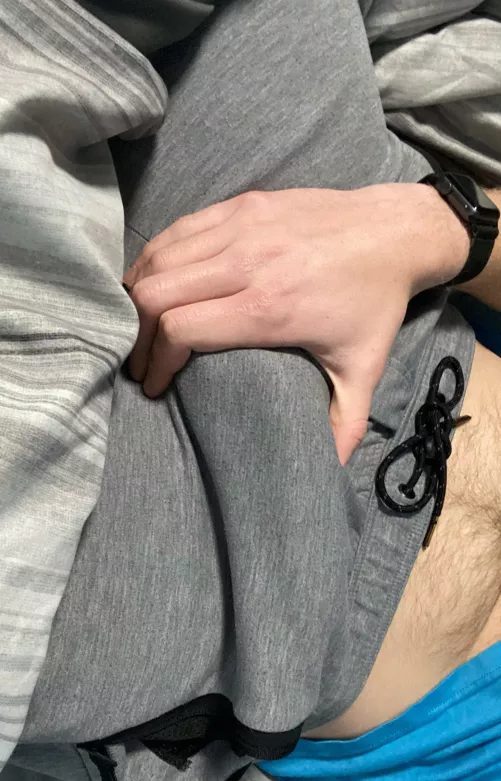 [19] Grey sweatpants outline, you trying to see? ;)