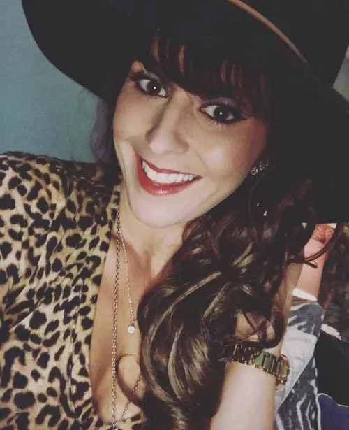 31F. No New Years kiss for 3rd straight year. Hoping y’all can cheer me up! Showing a little bit of cleavage