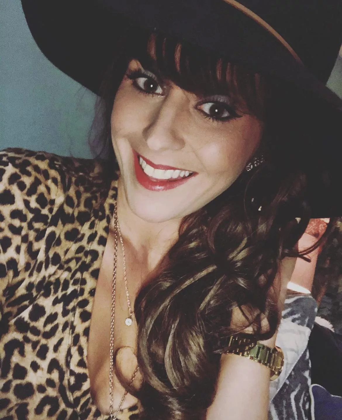 31F. No New Years kiss for 3rd straight year. Hoping y’all can cheer me up! Showing a little bit of cleavage