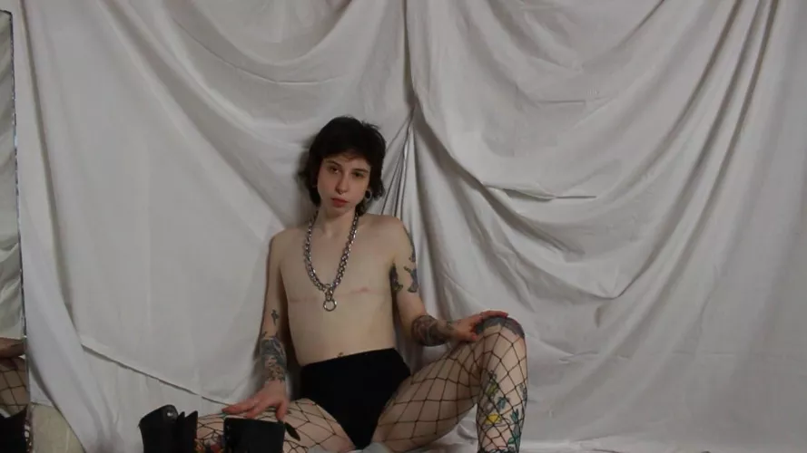 alien twink boi lookin for a place to land