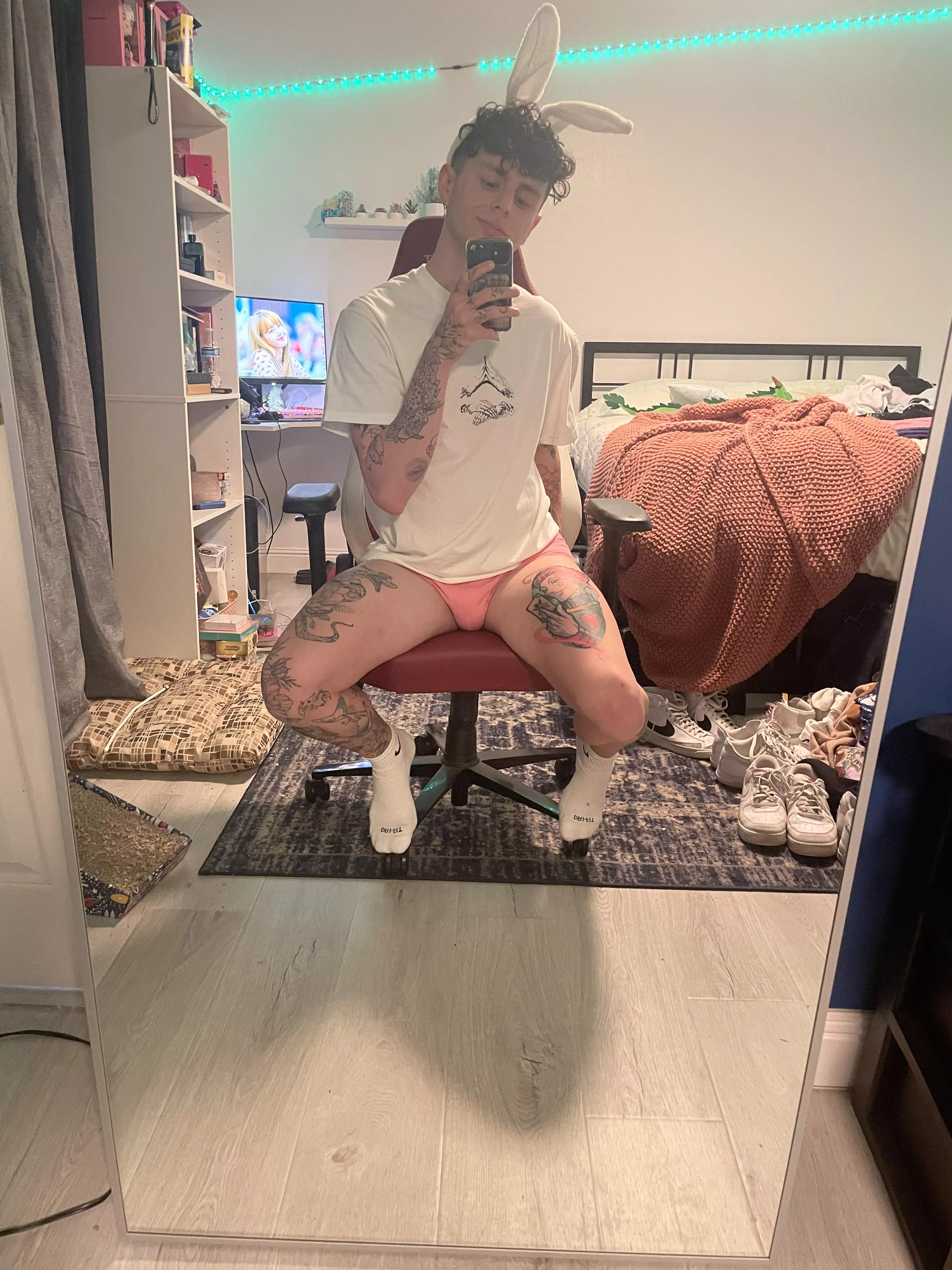 anyone listen to kpop? any other bunnies here?