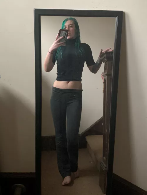 Crop top and yoga pants [img]