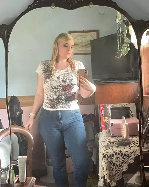 Curvy femboy to start your day 💕