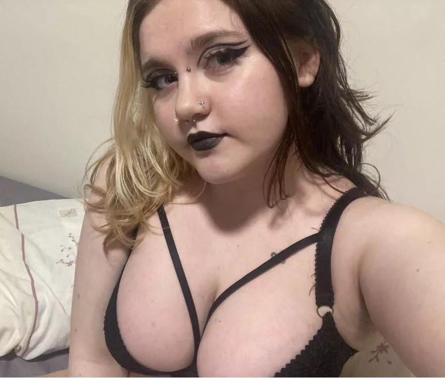 first time posting here!!! do ya like my makeup ;)