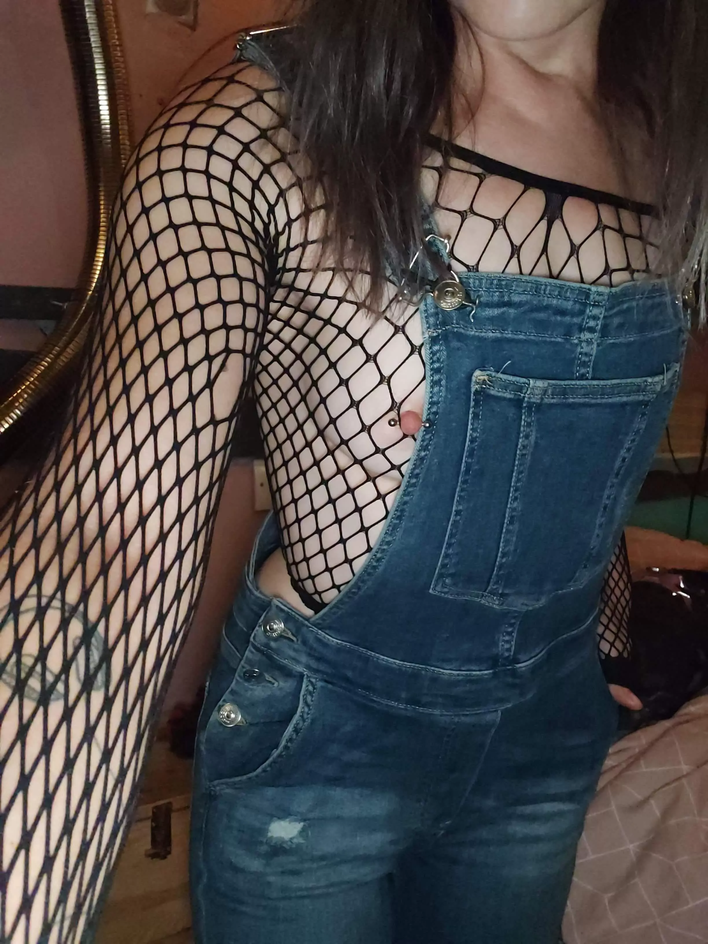 Fishnets and dungarees 🥰