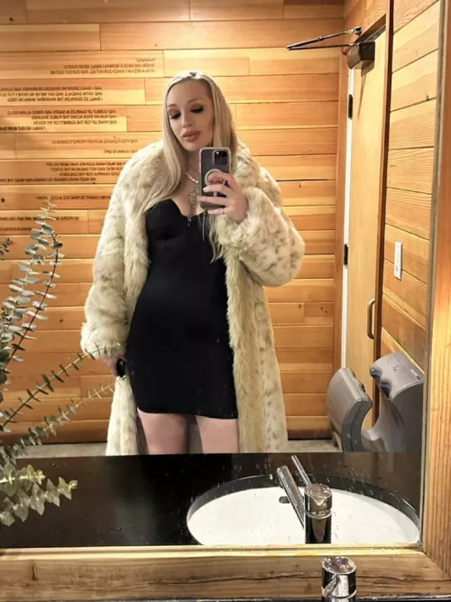 Hit up the arrow if you’re willing to be totally feminized and get pegged by Mommy 👢👅✅