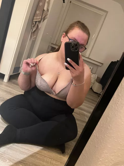 How many of you find my chubby body sexy? Show love for more 🥰🤭