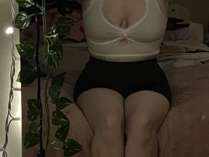 i like how my body looks tonight<33