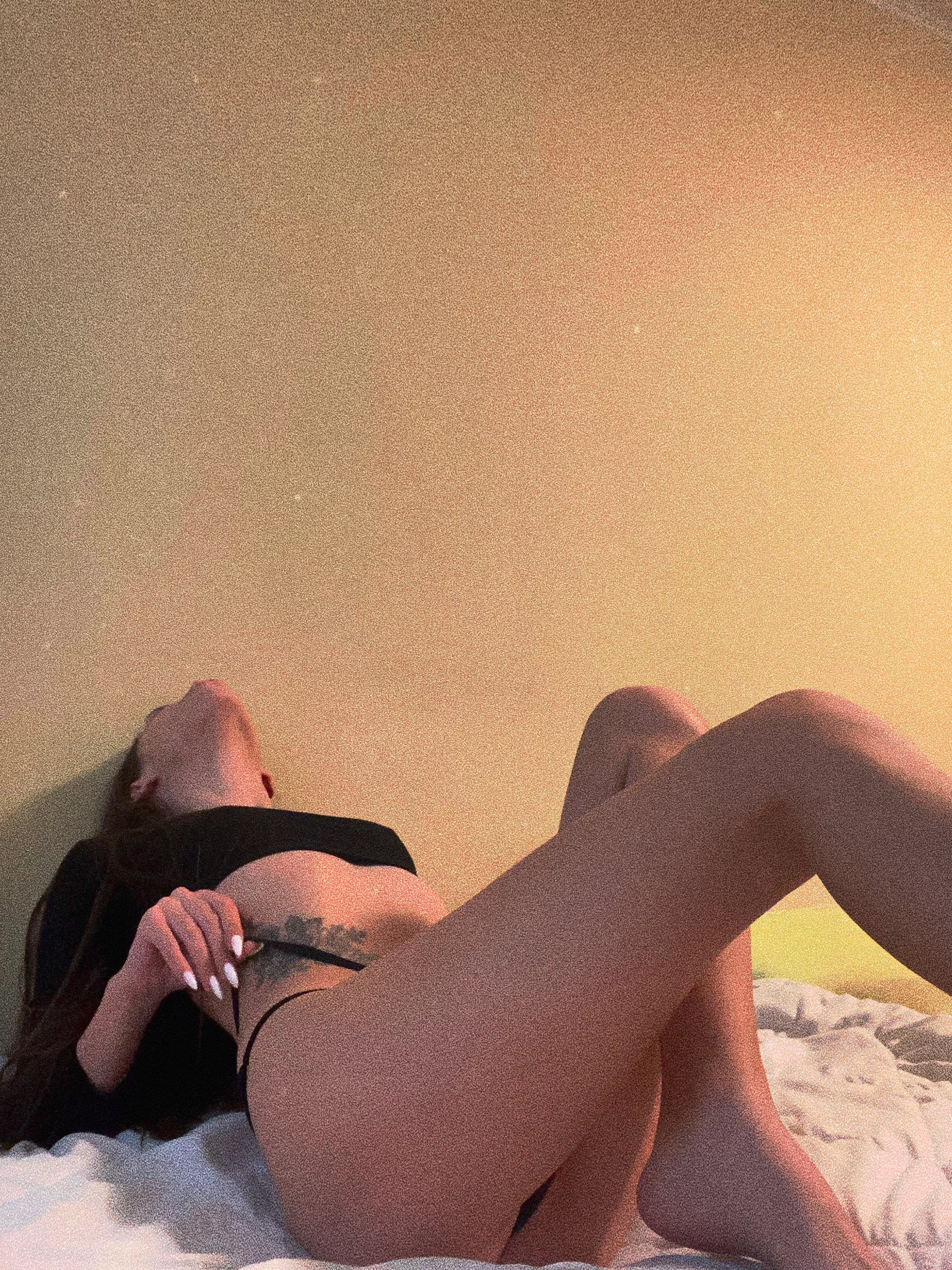 I think my legs are the main character 🖤🙈