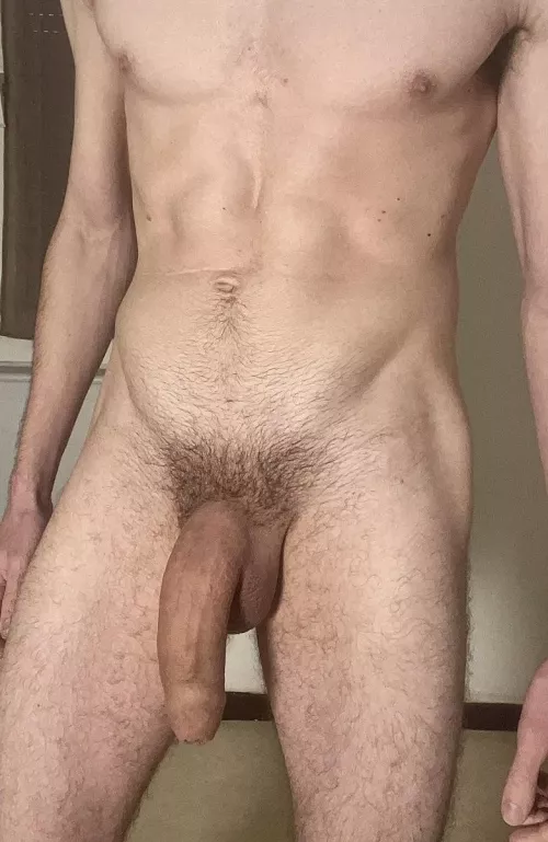 I’m 23 and I’m only 5’7” tall. Do any of you like short tops? 🤔