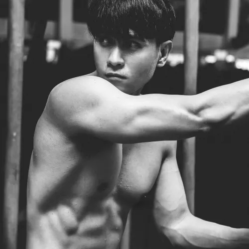 I'm not skinny not yet big xD