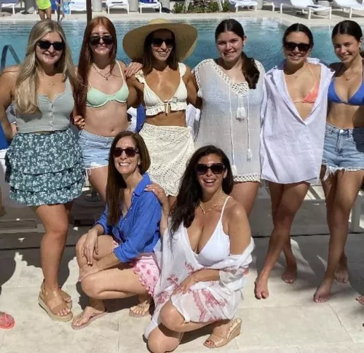 I’m pretty sure you could combine all 7 of the flat girls and they’d still not be as big as Felissa Rose 🤪😂