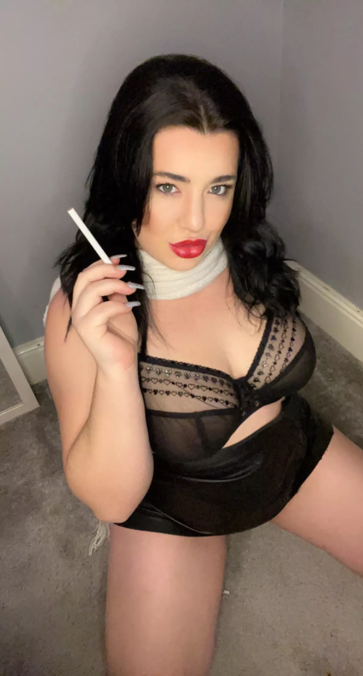 Juicy red lips & Leather skirt 👀💋🚬