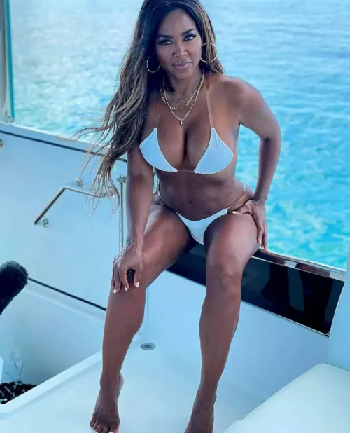 Kenya Moore (50+ years of age) rocking the bikini