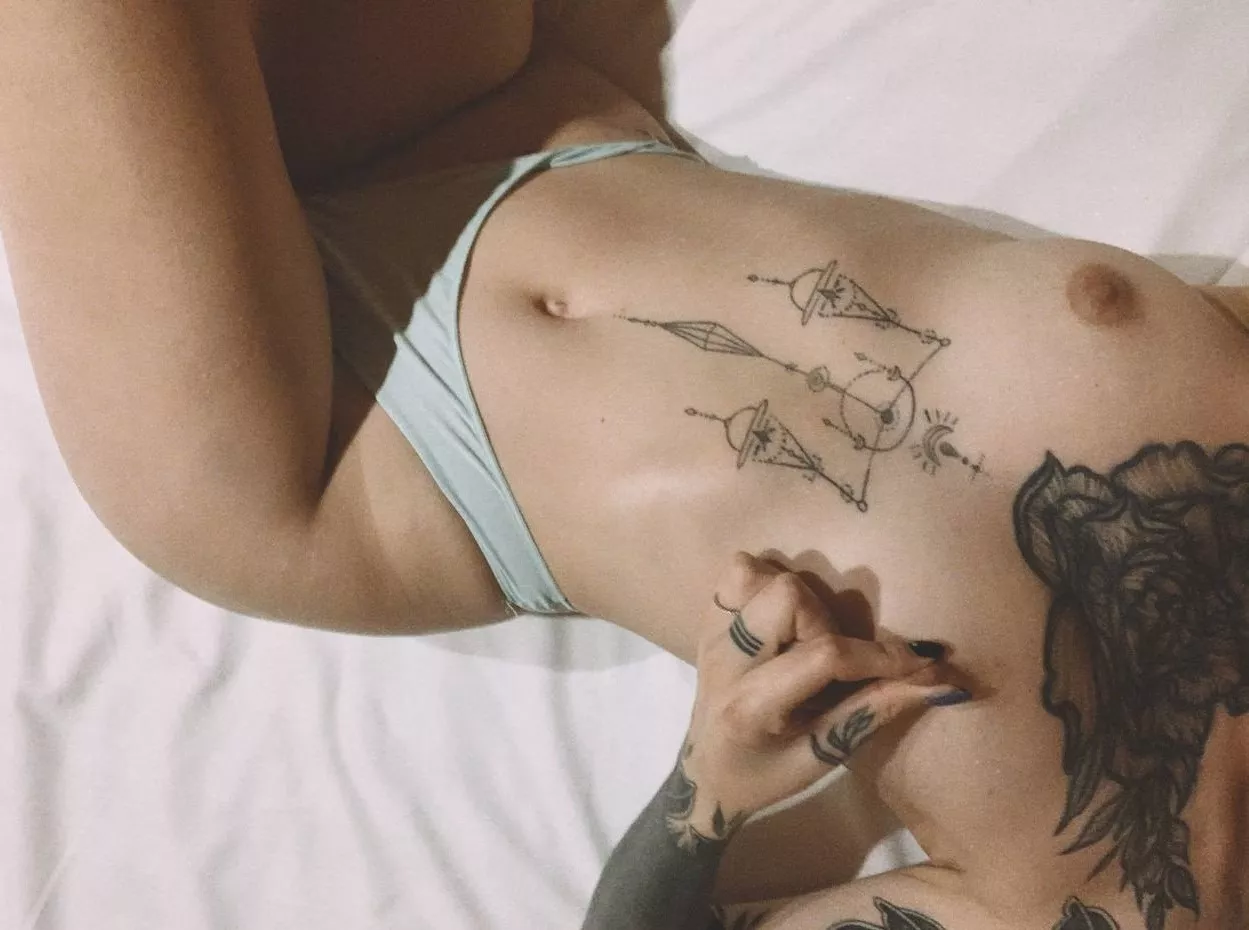 Kiss my tummy while you go lower 😏 [img]