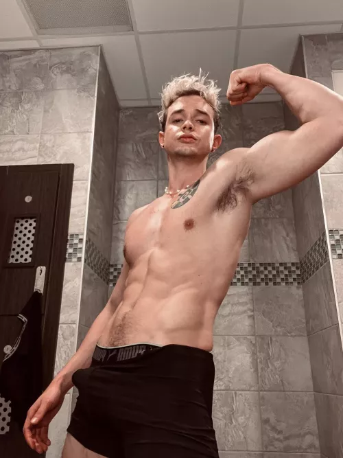 Let’s do cardio in the locker room 🥵