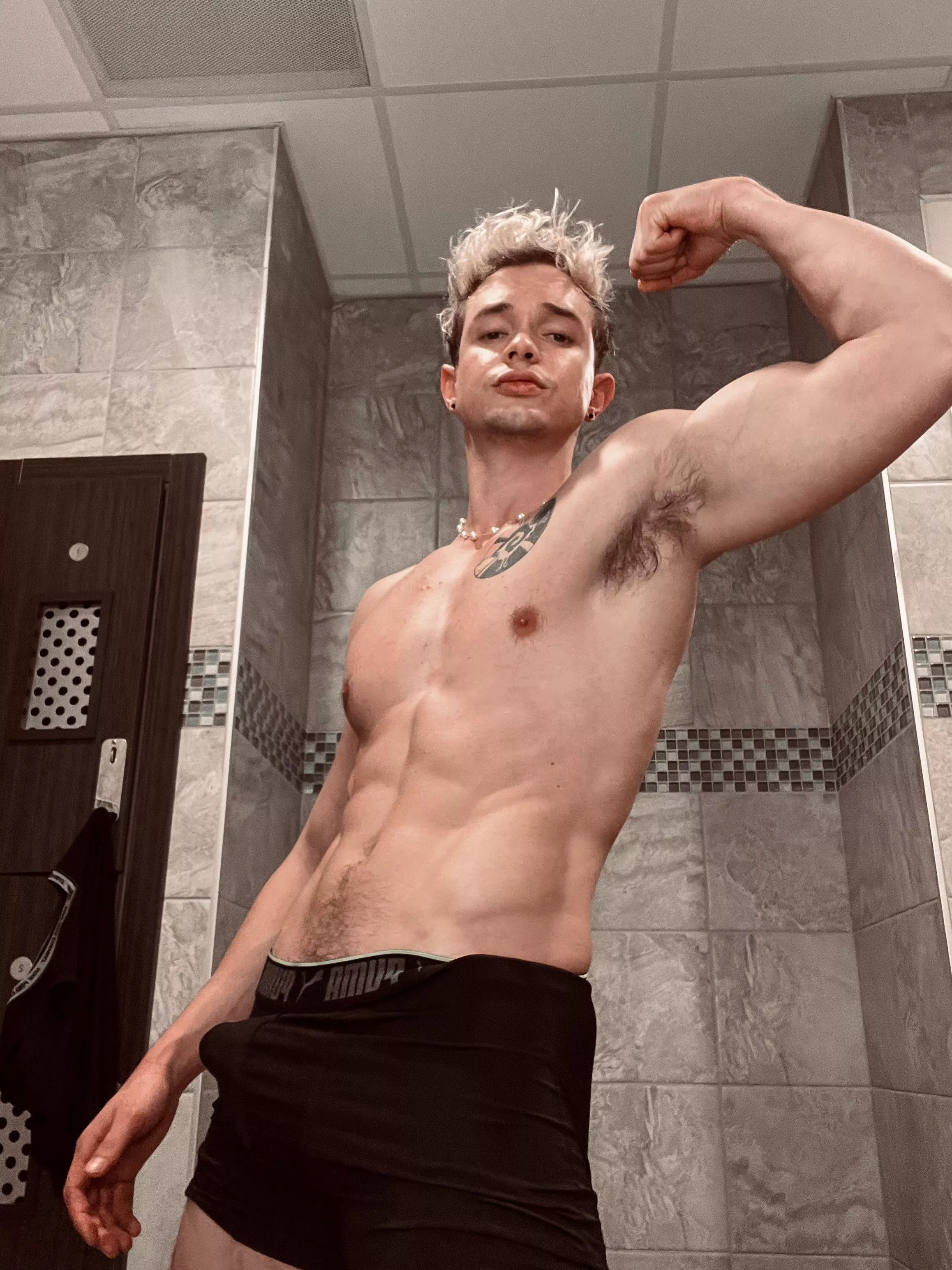 Let’s do cardio in the locker room 🥵