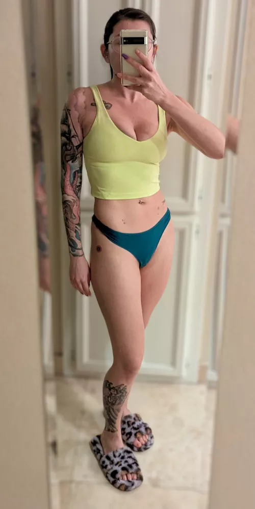 Let's just ignore the outfit