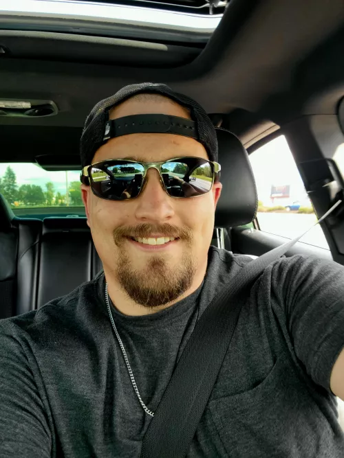 Looking for people to talk to, and possibly hang out with in the midwest! Strictly platonic!!