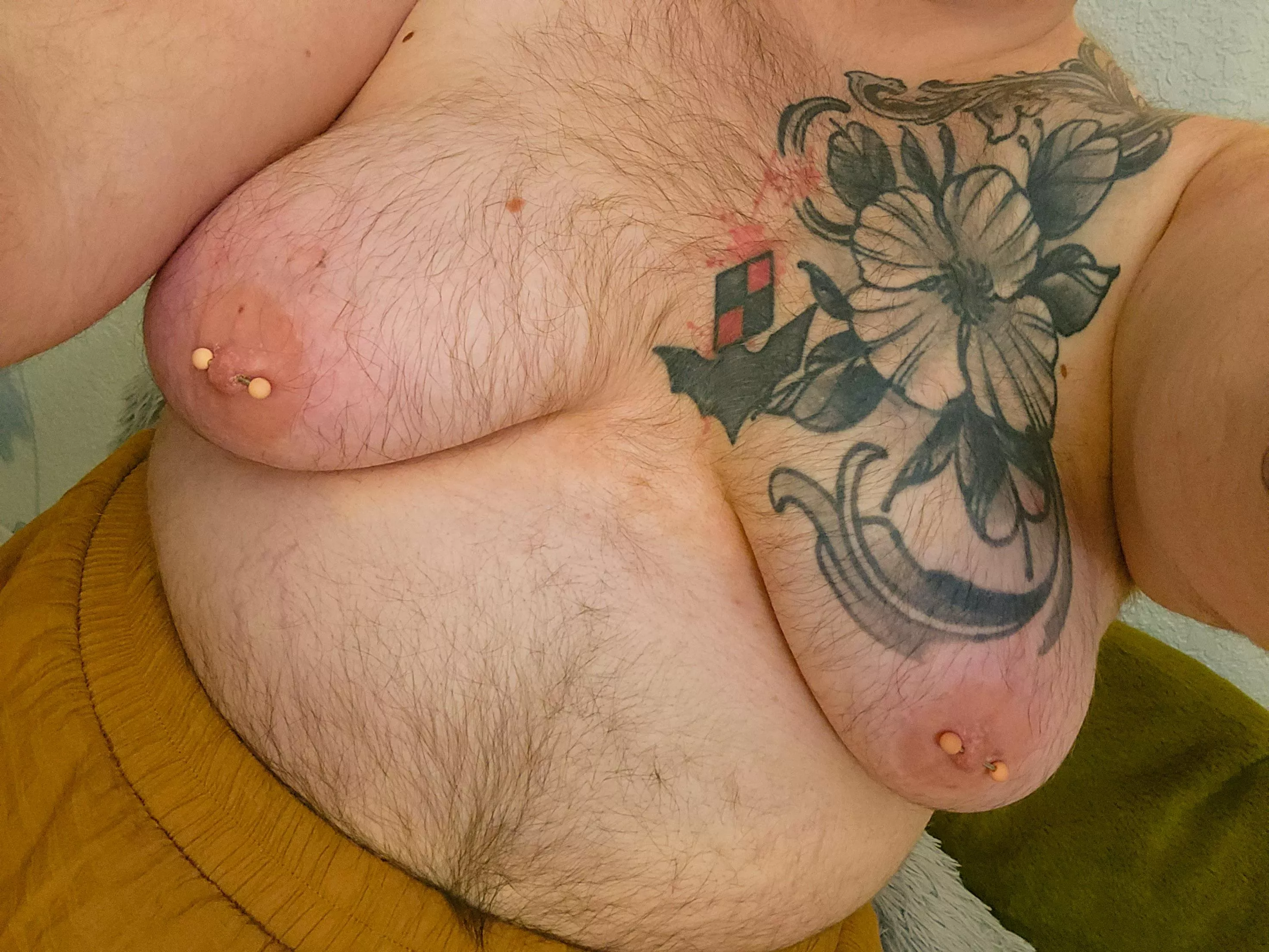 Nothing cuter than high-rise pants and no bra