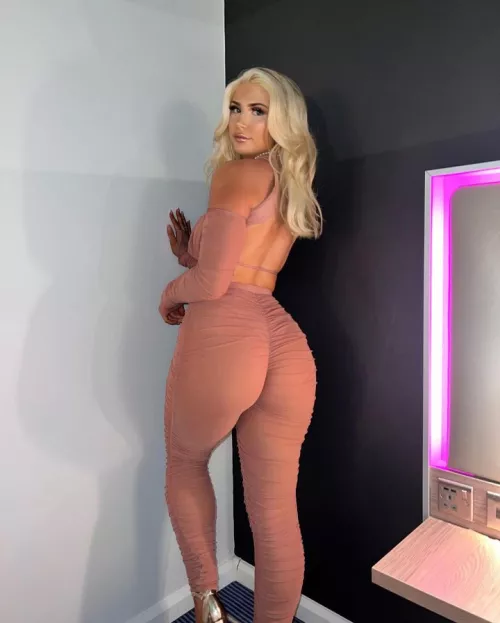 Paige's first fat ass pic of the year